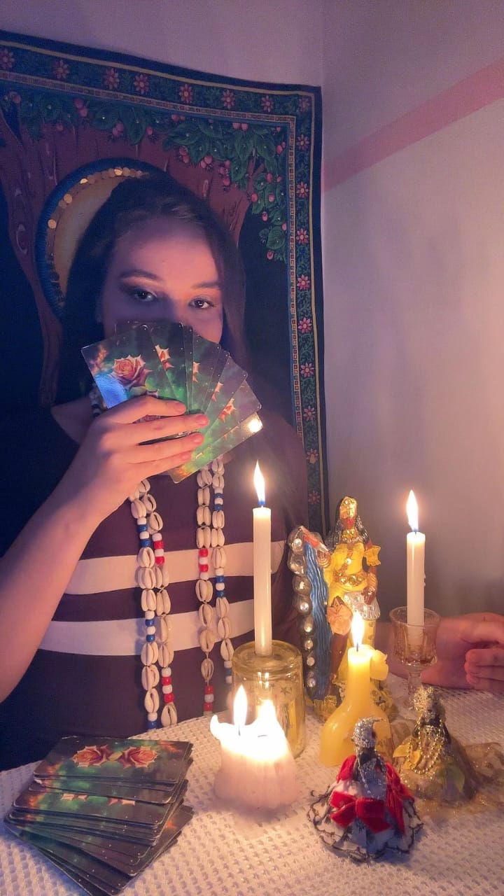 Taróloga Jordana com as cartas de tarô na mesa