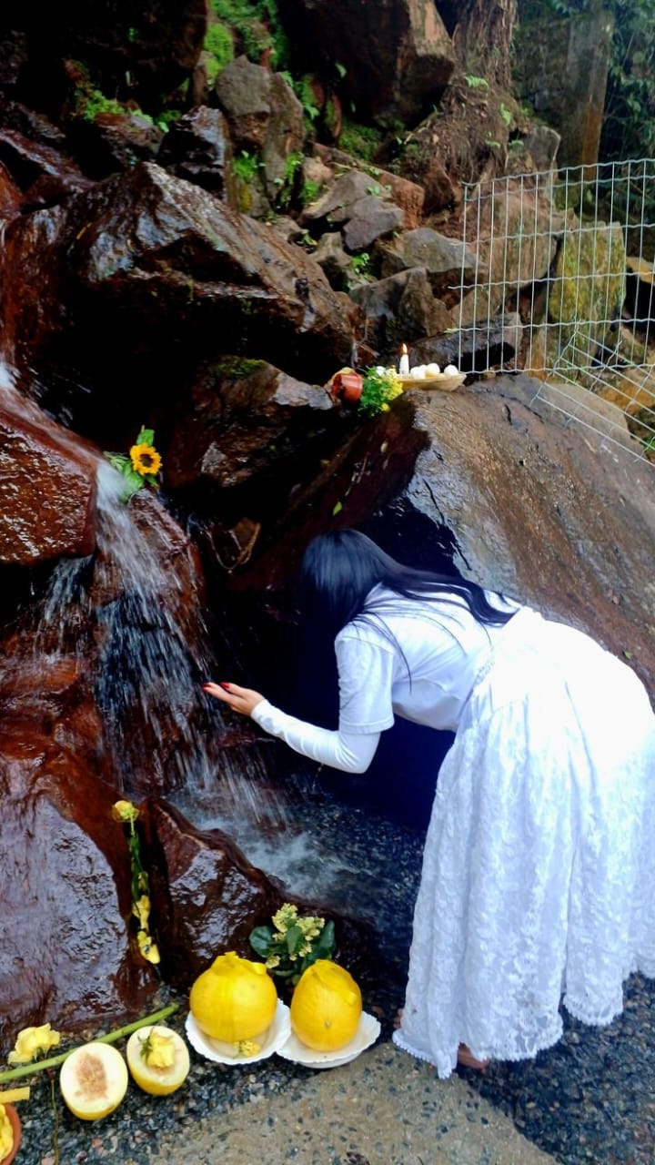 Taróloga Jordana em ritual na cachoeira